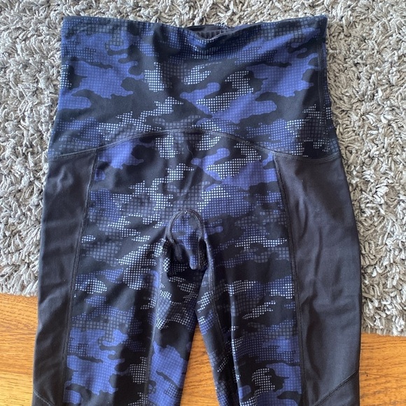 Spanx Sara Blakely Booty Boost Active Printed Leggings SZ Small Purple Geo Camo - Picture 4 of 14